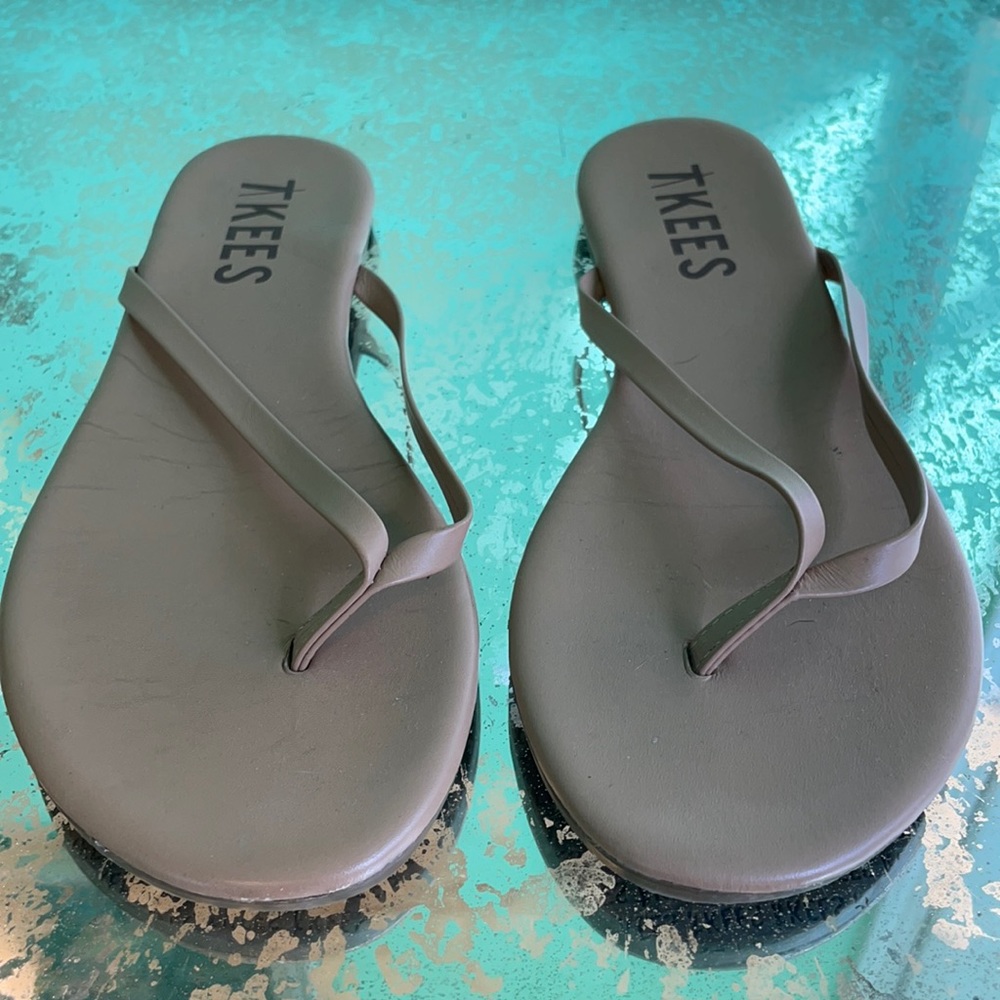 TKEES sandals size 7 in light beige.